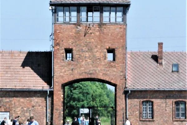 birkenau_entrance.jpg